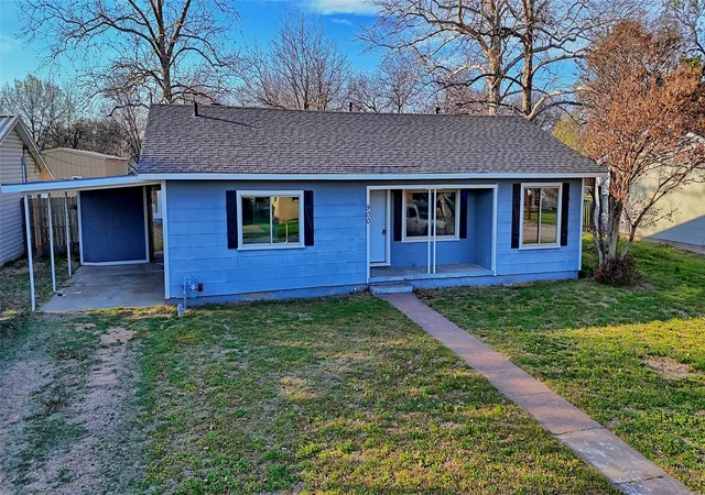 Homes for sale in Bowie, TX | 900 N Lamb St, Bowie, TX 76230 | MLS# 21196040