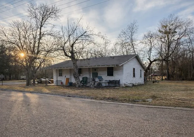 Homes for sale in Groesbeck, TX | 411 S Leon St, Groesbeck, TX 76642 | MLS# 21196303