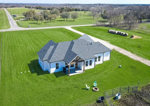 Photo 3 of Single family home for sale at 2415 Bucksnort Rd, Van Alstyne, TX 75495 | MLS# 21195941 | Listing updated on 2026-10-06