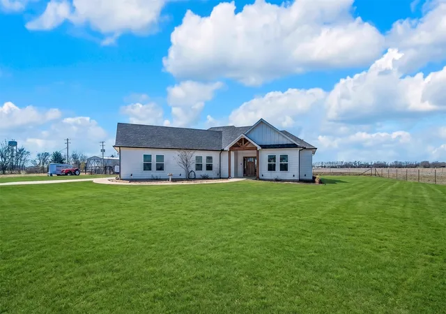 Photo 3 of Single family home for sale at 2415 Bucksnort Rd, Van Alstyne, TX 75495 | MLS# 21195941 | Listing updated on 2026-10-06