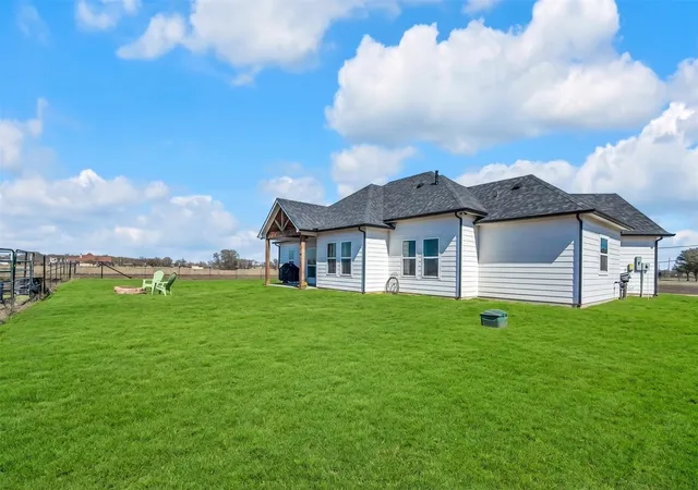 Photo 4 of Single family home for sale at 2415 Bucksnort Rd, Van Alstyne, TX 75495 | MLS# 21195941 | Listing updated on 2026-10-06