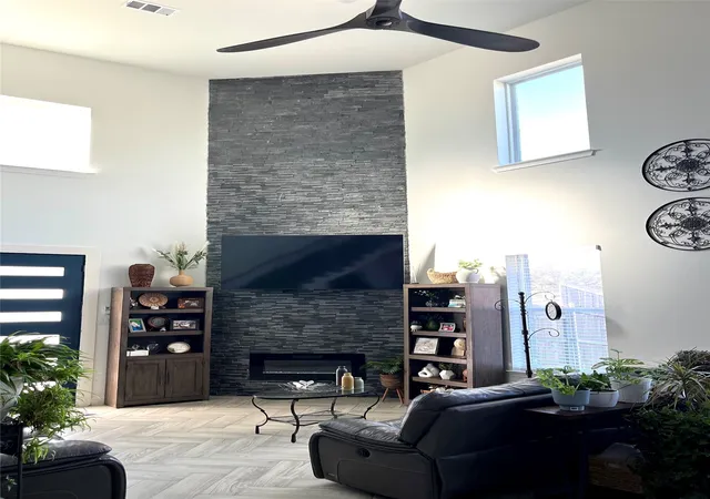 Photo 2 of Single family home for sale at 127 Chamblin Dr, Cedar Hill, TX 75104 | MLS# 21188896 | Listing updated on 2026-08-24