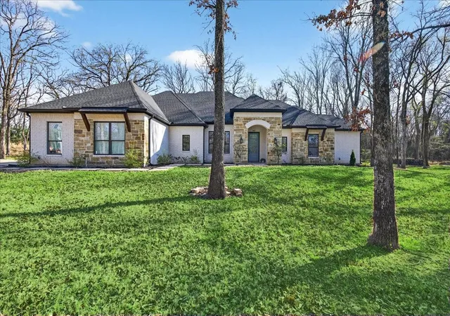 Photo 2 of Single family home for sale at 107 Oakbend Trl, Mabank, TX 75147 | MLS# 21196171 | Listing updated on 2026-08-22