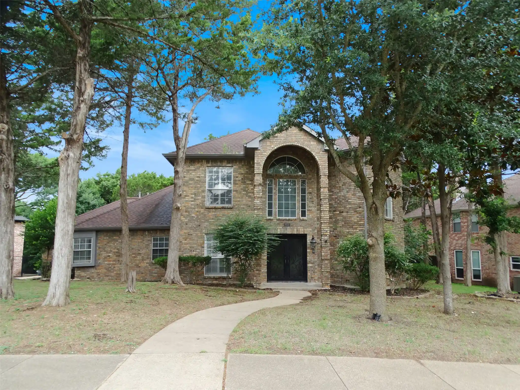 Photo 1 of Sale Pending at 909 Hickory Knob Cir, Cedar Hill, TX 75104 | MLS# 21194850 | Listing updated on 2026-10-16