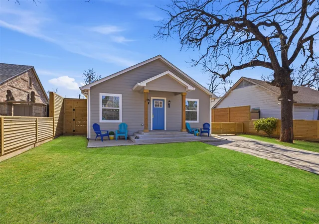 Photo 1 of Sale Pending at 2518 W Amherst Ave, Dallas, TX 75235 | MLS# 21195916 | Listing updated on 2026-09-29