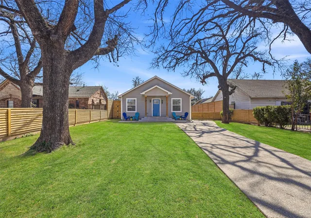 Photo 2 of Sale Pending at 2518 W Amherst Ave, Dallas, TX 75235 | MLS# 21195916 | Listing updated on 2026-09-29