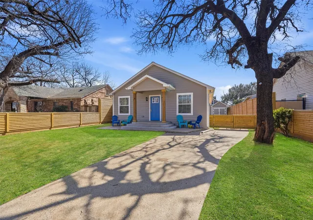 Photo 3 of Sale Pending at 2518 W Amherst Ave, Dallas, TX 75235 | MLS# 21195916 | Listing updated on 2026-09-29