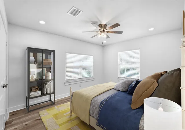 Photo 3 of Sale Pending at 2518 W Amherst Ave, Dallas, TX 75235 | MLS# 21195916 | Listing updated on 2026-09-29
