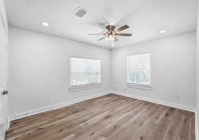 Photo 4 of Sale Pending at 2518 W Amherst Ave, Dallas, TX 75235 | MLS# 21195916 | Listing updated on 2026-09-29