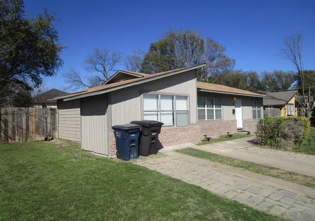 Photo 3 of Sale Pending at 5204 Curzon Ave, Fort Worth, TX 76107 | MLS# 21197245 | Listing updated on 2026-08-29