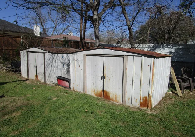 Photo 4 of Sale Pending at 5204 Curzon Ave, Fort Worth, TX 76107 | MLS# 21197245 | Listing updated on 2026-08-29