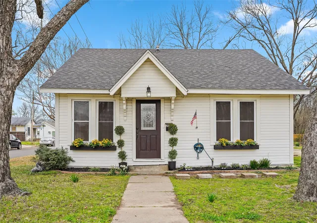 Photo 1 of Single family home for sale at 304 Texas St, Sulphur Springs, TX 75482 | MLS# 21197174 | Listing updated on 2026-08-24