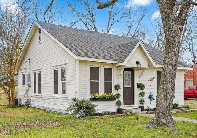 Photo 2 of Single family home for sale at 304 Texas St, Sulphur Springs, TX 75482 | MLS# 21197174 | Listing updated on 2026-08-24