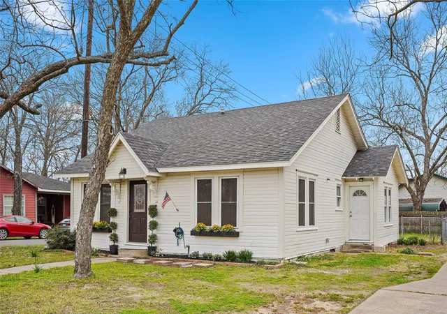 Photo 3 of Single family home for sale at 304 Texas St, Sulphur Springs, TX 75482 | MLS# 21197174 | Listing updated on 2026-08-24