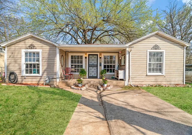 Homes for sale in Paris, TX | 1115 Se 13th St, Paris, TX 75460 | MLS# 21196877