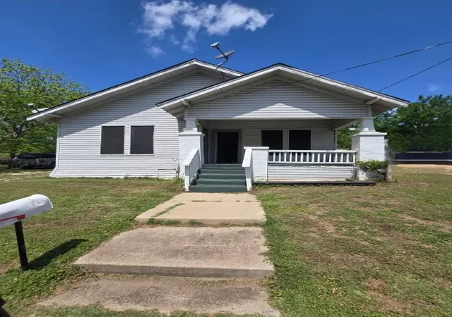 Homes for sale in Gainesville, TX | 215 Bell St, Gainesville, TX 76240 | MLS# 21187349