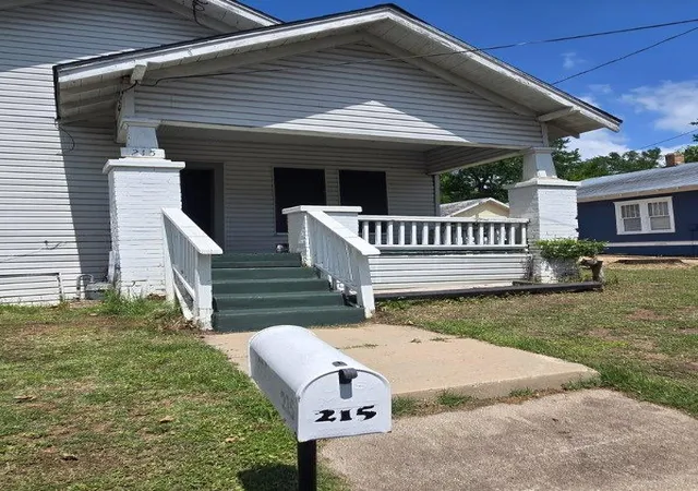 Photo 3 of Single family home for sale at 215 Bell St, Gainesville, TX 76240 | MLS# 21187349 | Listing updated on 2026-09-26