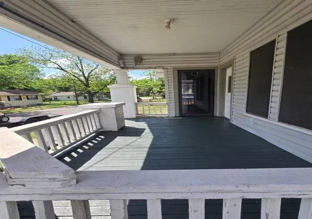 Photo 4 of Single family home for sale at 215 Bell St, Gainesville, TX 76240 | MLS# 21187349 | Listing updated on 2026-09-26