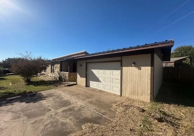 Photo 2 of Sale Pending at 808 Flamingo Rd, Granbury, TX 76049 | MLS# 21197733 | Listing updated on 2026-08-19