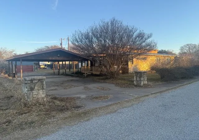 Photo 3 of Sale Pending at 808 Flamingo Rd, Granbury, TX 76049 | MLS# 21197733 | Listing updated on 2026-08-19