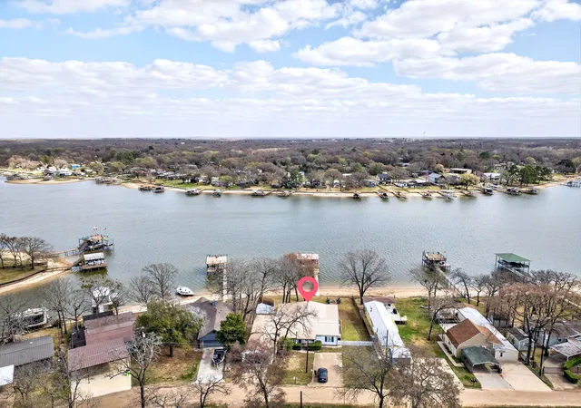 Photo 4 of Manufactured home for sale at 212 Sunray St, Mabank, TX 75156 | MLS# 21191640 | Listing updated on 2026-08-31