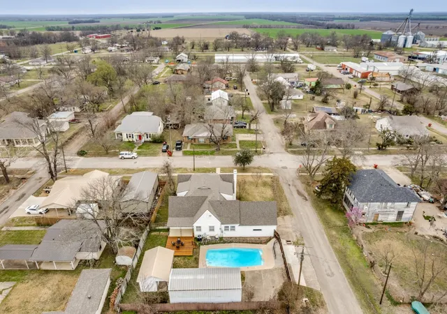 Homes for sale in Honey Grove, TX | 701 Market St E, Honey Grove, TX 75446 | MLS# 21197857