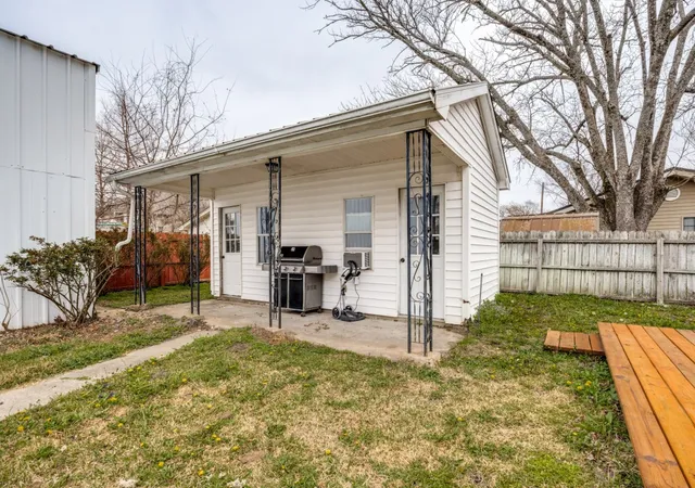 Homes for sale in Honey Grove, TX | 701 Market St E, Honey Grove, TX 75446 | MLS# 21197857