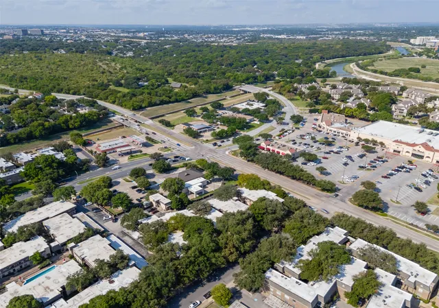 Listing Photo 2 - Condo for sale in building located at 4320 Bellaire Dr S, Fort Worth, TX 76109 - Unit #236W