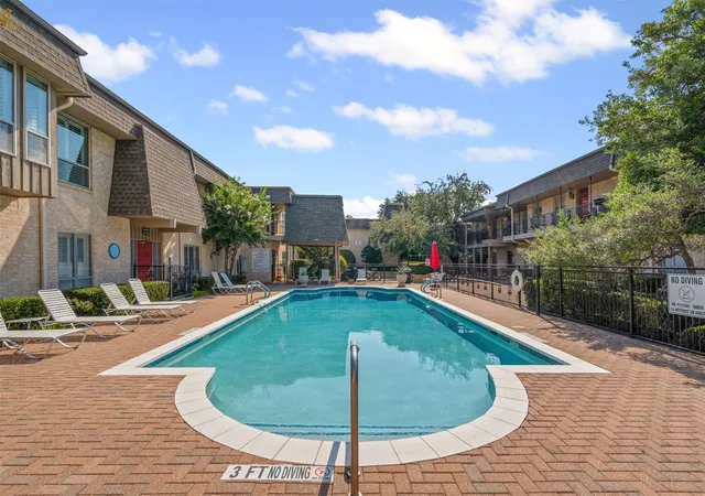 Listing Photo 4 - Condo for sale in building located at 4320 Bellaire Dr S, Fort Worth, TX 76109 - Unit #236W