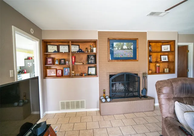 Photo 2 of Single family home for sale at 15 45th, Paris, TX 75460 | MLS# 21198408 | Listing updated on 2026-09-30