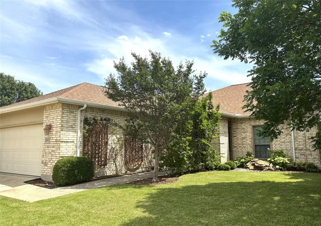 Homes for sale in Denton, TX | 8925 Crestview Dr, Denton, TX 76207 | MLS# 21195766