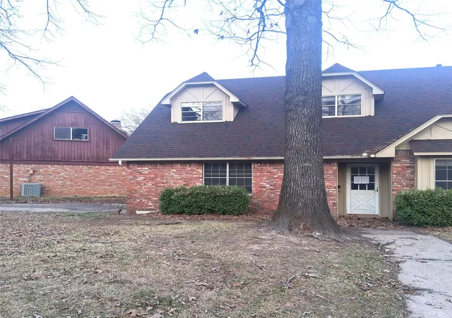 Photo 2 of Single family home for sale at 2 Woodcliff Dr, Texarkana, TX 75503 | MLS# 21195254 | Listing updated on 2026-08-04