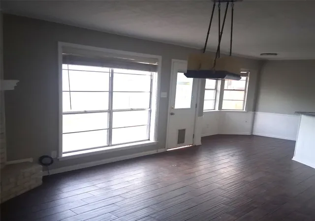 Photo 3 of Single family home for sale at 2 Woodcliff Dr, Texarkana, TX 75503 | MLS# 21195254 | Listing updated on 2026-08-04