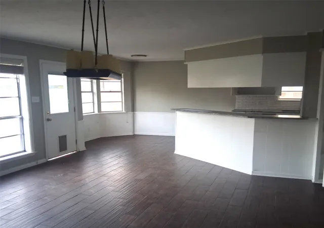Photo 3 of Single family home for sale at 2 Woodcliff Dr, Texarkana, TX 75503 | MLS# 21195254 | Listing updated on 2026-08-04