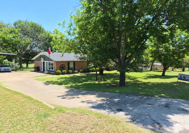 Homes for sale in Weatherford, TX | 208 Yucca Dr, Weatherford, TX 76087 | MLS# 21197439