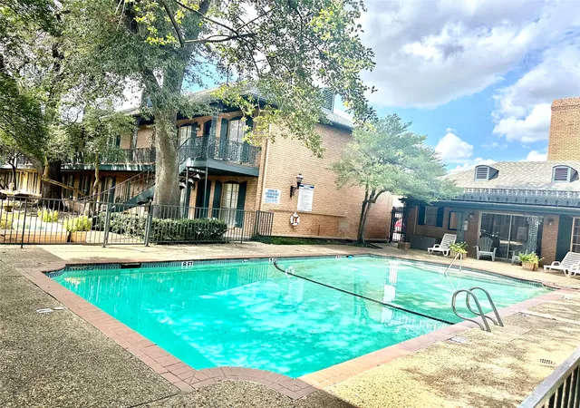 Listing Photo 4 - Condo for sale in building located at 6023 E University Blvd, Dallas, TX 75206 - Unit #204