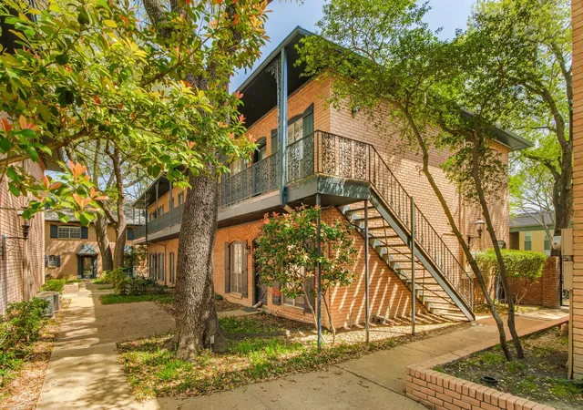 Listing Photo 5 - Condo for sale in building located at 6023 E University Blvd, Dallas, TX 75206 - Unit #204