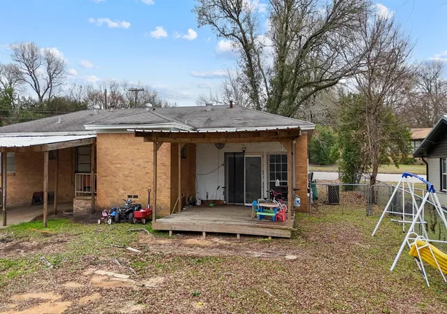 Photo 3 of Single family home for sale at 700 Powderhorn Dr, Athens, TX 75751 | MLS# 21198903 | Listing updated on 2026-08-17