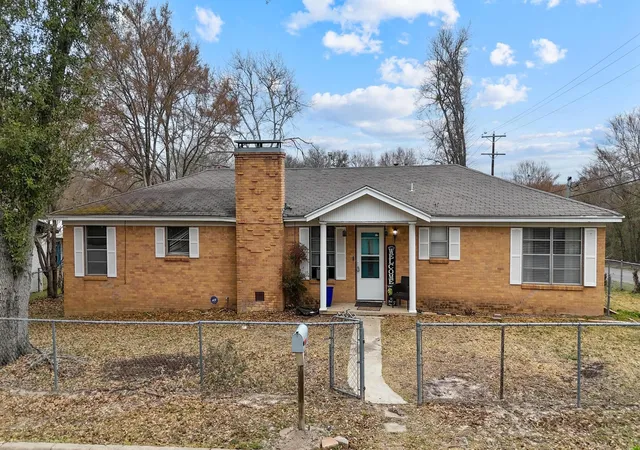 Photo 3 of Single family home for sale at 700 Powderhorn Dr, Athens, TX 75751 | MLS# 21198903 | Listing updated on 2026-08-17