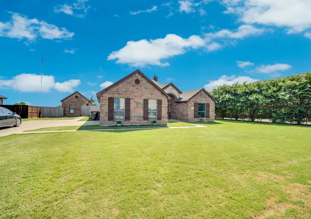 Photo 2 of Sale Pending at 160 Berkshire Ln, Waxahachie, TX 75165 | MLS# 21199059 | Listing updated on 2026-08-27