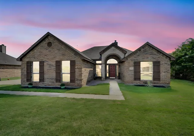 Photo 3 of Sale Pending at 160 Berkshire Ln, Waxahachie, TX 75165 | MLS# 21199059 | Listing updated on 2026-08-27