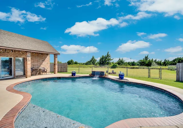 Photo 3 of Sale Pending at 160 Berkshire Ln, Waxahachie, TX 75165 | MLS# 21199059 | Listing updated on 2026-08-27