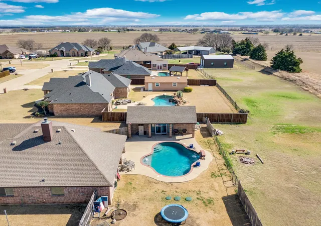 Photo 4 of Sale Pending at 160 Berkshire Ln, Waxahachie, TX 75165 | MLS# 21199059 | Listing updated on 2026-08-27
