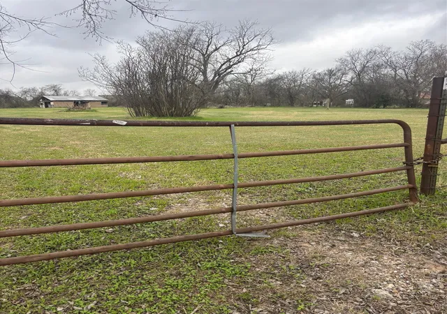 Photo 1 of Sale Pending at 4111 S 3rd St, Waco, TX 76706 | MLS# 21199069 | Listing updated on 2026-08-21