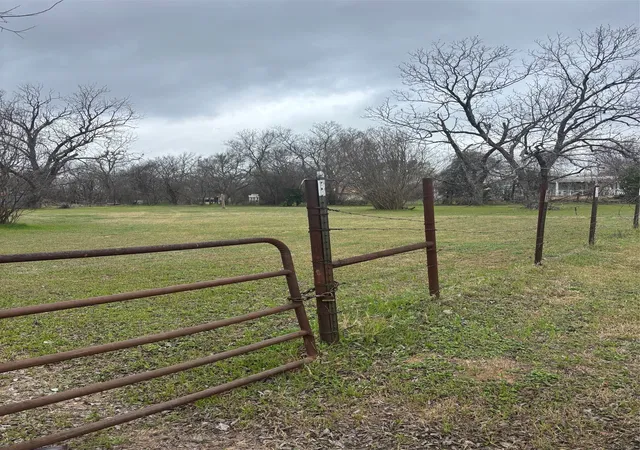 Photo 3 of Sale Pending at 4111 S 3rd St, Waco, TX 76706 | MLS# 21199069 | Listing updated on 2026-08-21