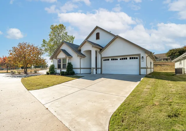 Photo 2 of Sale Pending at 105 Easy St, Glen Rose, TX 76043 | MLS# 21199319 | Listing updated on 2026-08-04