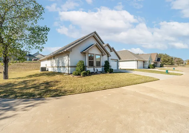 Photo 3 of Sale Pending at 105 Easy St, Glen Rose, TX 76043 | MLS# 21199319 | Listing updated on 2026-08-04