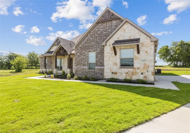 Photo 3 of Single family home for sale at 8400 Stallion Dr, Godley, TX 76044 | MLS# 21193366 | Listing updated on 2026-09-25