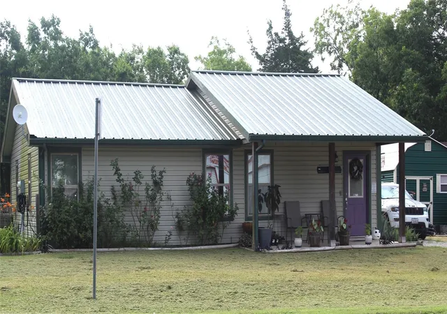 Photo 1 of Single family home for sale at 402 Cleveland St, Leonard, TX 75452 | MLS# 21199143 | Listing updated on 2026-07-15
