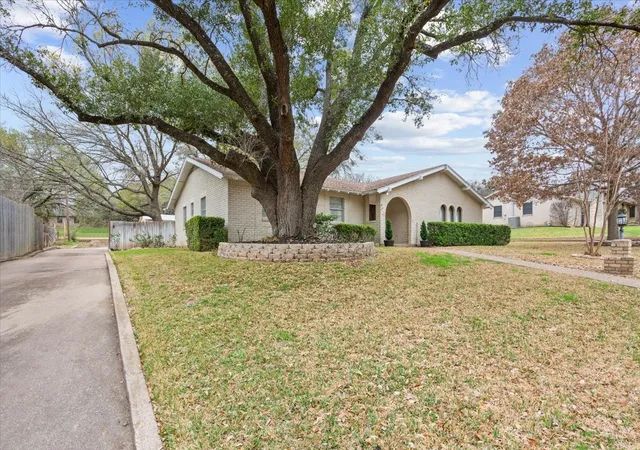 Homes for sale in Woodway, TX | 120 Wooded Crest Dr, Woodway, TX 76712 | MLS# 21199970